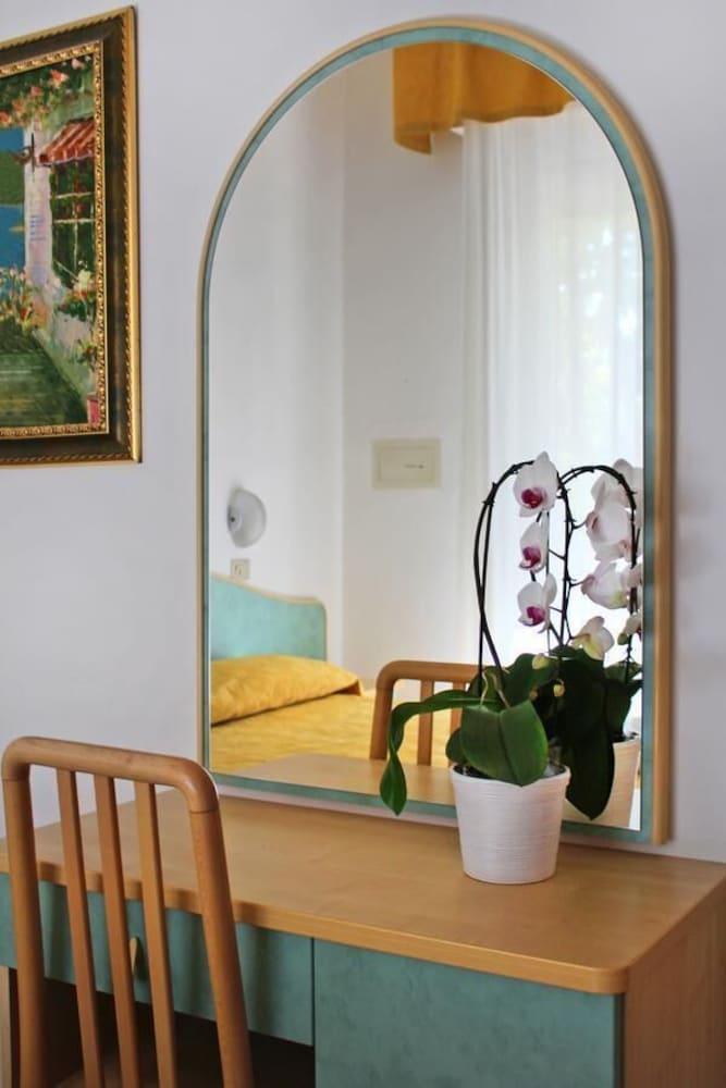 Hotel Flora Белларія-Іджеа-Марина Екстер'єр фото