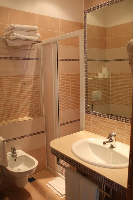 Hotel Flora Белларія-Іджеа-Марина Номер фото