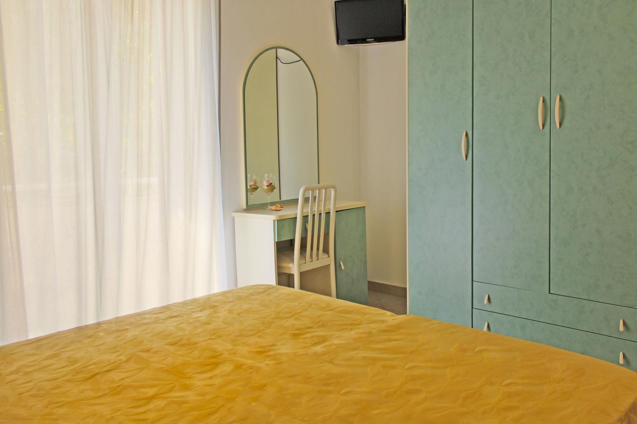 Hotel Flora Белларія-Іджеа-Марина Екстер'єр фото